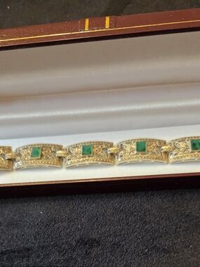 Elegant Bracelet with Green Gemstone